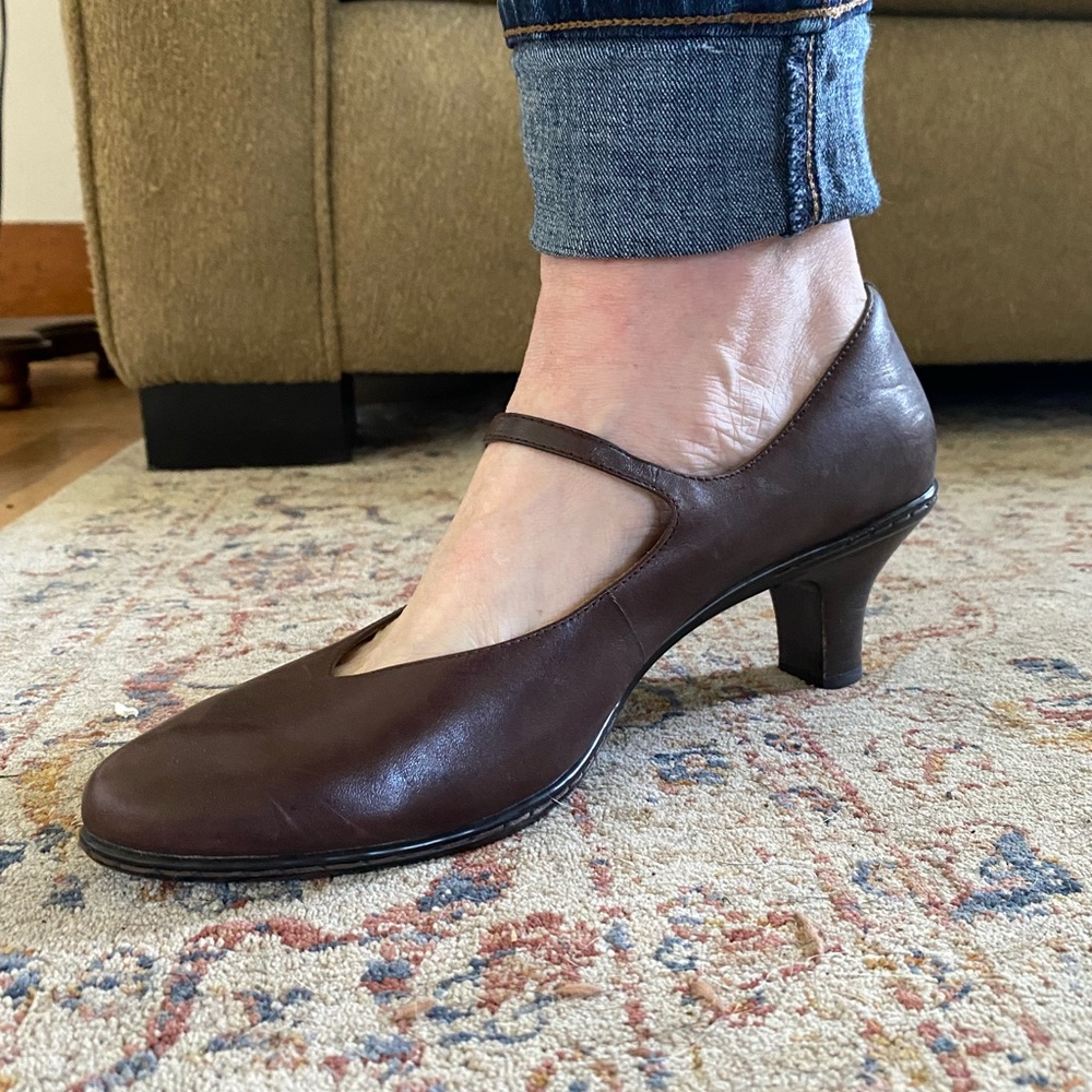NWOT👠SOFFT Brown Leather Mary Jane Shoes